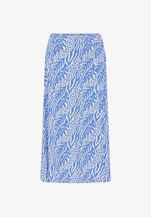 Vrouw draagt een wit shirt met korte mouwen, een blauw-witte midi rok met een split en zwarte open-toe hakken, staand tegen een effen achtergrond.