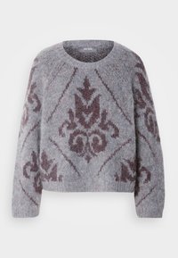 Šedý huňatý pletený svetr s tmavě fialovými abstraktními květinovými vzory a kulatým výstřihem, vystavený na bílém pozadí.