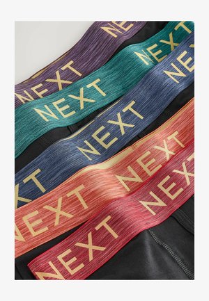 Multipack van elastische taillebanden in verschillende kleuren: paars, groenblauw, blauw, rood en oranje, allemaal met de tekst "NEXT" in goud.