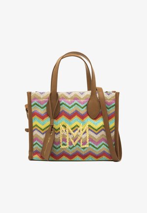 Borsa intrecciata colorata con motivo a zigzag, manici e rifiniture in pelle marrone e una targhetta in pelle appesa.