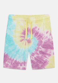 Pastellfarbene Batik-Shorts in Blau, Gelb und Pink mit einem elastischen Bund, einer gelben Kordel und seitlichen Taschen.