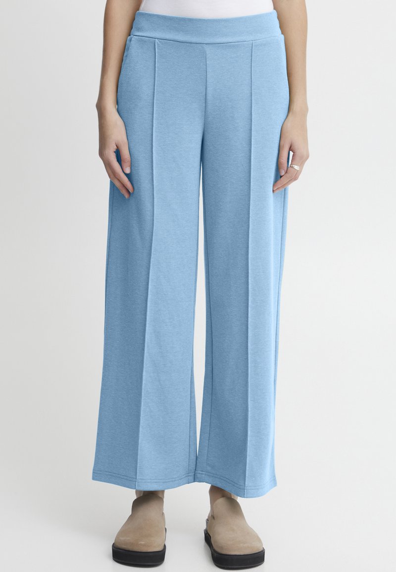 Lichtblauwe broek met brede benen van zachte stof, met een hoge tailleband en plooien aan de voorkant. Gladde textuur en comfortabele pasvorm.