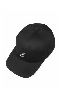 Cappello nero realizzato in morbido tessuto con un design strutturato, dotato di una visiera curva e di un logo di canguro ricamato in bianco sulla parte anteriore.