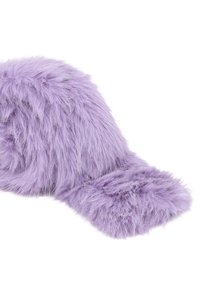 Cappellino da baseball in peluche lavanda con una texture morbida e soffice e visiera curva su uno sfondo bianco.