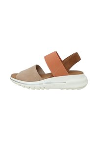 Sandalo in suede con una larga cintola arancione, plantare color beige e una suola bianca sagomata con scanalature per trazione e comfort.