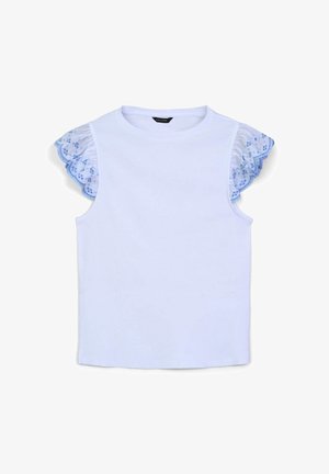 Top bianco senza maniche con maniche in pizzo azzurro cielo a volant con orlo scallop, realizzato in tessuto morbido. Design semplice e classico.