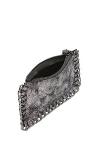 Metaliczny srebrny portfel o fakturowanym wykończeniu, z zamknięciem na zamek błyskawiczny i łańcuszkiem wzdłuż brzegów. Wnętrze jest czarne z wzorzystą podszewką.