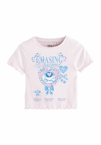 Lyserød ribbet T-shirt med korte ærmer og blå tryk med teksten "CHASING Dreams", hjerte, rose og sløjfe grafikker; scalloped kant.
