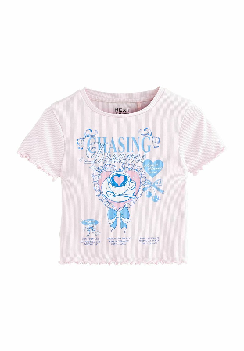 Lyserød ribbet T-shirt med korte ærmer og blå tryk med teksten "CHASING Dreams", hjerte, rose og sløjfe grafikker; scalloped kant.