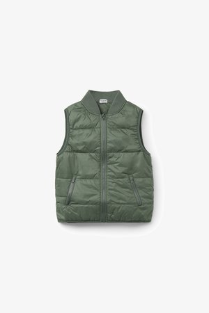 Veste matelassée sans manches couleur vert olive avec fermeture éclair frontale, col côtelé et deux poches latérales zippées.