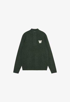 Grøn sweater med høj krave og kvart lynlås. Funktioner et hvidt "W"-logo på venstre bryst. Lavet af et struktureret strikket stof.