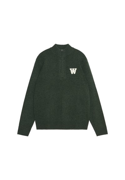 Zelený svetr s vysokým límcem a čtvrtinovým zipem. Na levé hrudi se nachází bílé logo "W". Vyrobeno z texturované pleteniny.