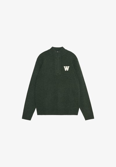 Zelený svetr s vysokým límcem a čtvrtinovým zipem. Na levé hrudi se nachází bílé logo "W". Vyrobeno z texturované pleteniny.