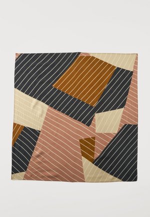 Tela cuadrada con formas geométricas abstractas en negro, marrón, beige y rosa apagado, cada forma con finas rayas diagonales blancas.
