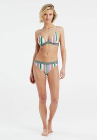 Conjunto de bikini a rayas que incluye un top triangular y una parte inferior de talle medio en una mezcla de tonos verdes, rosados y blancos con ribetes a contraste.
