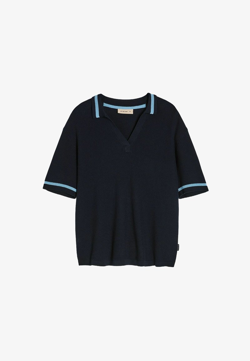 Granatowa koszulka polo z krótkim rękawem wykonana z teksturowanej tkaniny, z dekoltem w kształcie litery V i jasnoniebieskimi akcentami na kołnierzyku i rękawach.