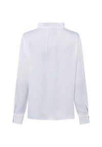 Wit overhemd met lange mouwen, zachte textuur, ontspannen pasvorm, knoopmanchetten en een kleine kraag. Achteraanzicht toont plooi detail onder de kraag.