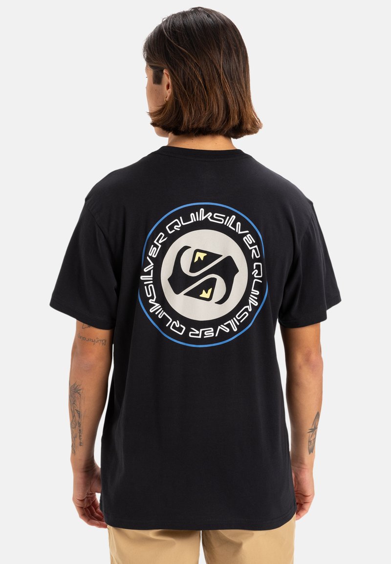 Camiseta de algodón negra con un gran diseño gráfico en la parte trasera, que incluye un logotipo circular con acentos azules y texto blanco.