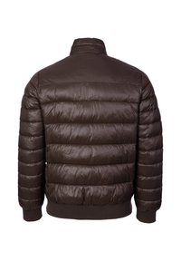 Chaqueta acolchada marrón, diseño acolchado con costuras horizontales, cuello alto, puños elásticos y cinturilla ajustada. Textura suave y brillante.