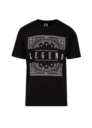Čierne bavlnené tričko s bielym vzorom bandany a slovom "LEGEND" v tučnom veľkom písmene naprieč hrudníkom.