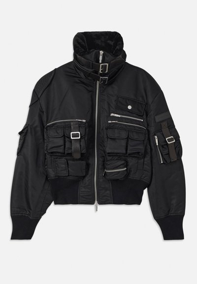 Chaqueta bomber negra con múltiples bolsillos, cremalleras, un cuello alto con detalle de hebilla, puños acanalados y un acabado suave y texturizado.