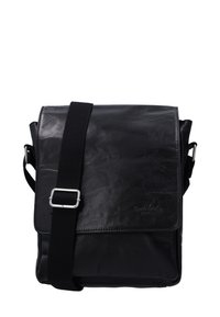 Borsa a tracolla in pelle nera con chiusura a pattina, tracolla in tela regolabile e dettagli in metallo argentato. Texture liscia con discreto dettaglio di branding.