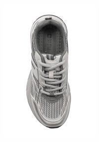 Szary but sportowy z siateczkowej i syntetycznej cholewki, z sznurowadłami, wyściełanym kołnierzem oraz teksturowaną podeszwą zaprojektowaną dla komfortu i wsparcia.