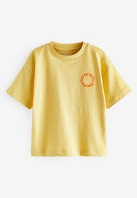 Gelbes Kurzarm-T-Shirt aus Baumwolle, mit Rundhalsausschnitt und orangener Textlogo "Cool Kid All Day" auf der Vorderseite.