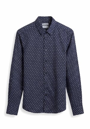 Camisa de manga larga color azul marino con botones, patrón diagonal de rayas blancas y cuello clásico.