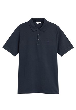 Polo din bumbac de culoare albastru marin, cu guler cu trei nasturi, mâneci scurte și un mic logo brodat în mov pe piept.