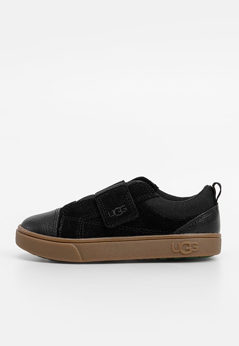 Schwarze Sneaker mit einem Klettverschluss, aus Leder und Textil gefertigt. Verfügt über eine braune Gummisohle und ein dezentes UGG-Logo an der Seite.