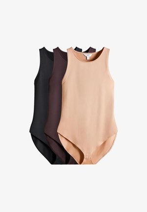 Drei ärmellose Bodys in Beige, Dunkelbraun und Schwarz, nebeneinander auf weißem Hintergrund gestapelt.
