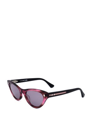 Occhiali da sole a occhi di gatto con lenti tinta viola e aste nere con un motivo geometrico rosa lungo i lati.