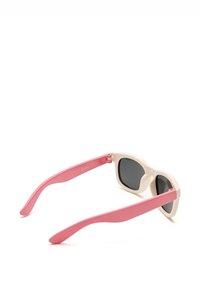 Occhiali da sole con montatura bianca e bracci rosa, lenti scure, superficie liscia e nome del marchio "Kiddus" sulla parte interna del braccio.