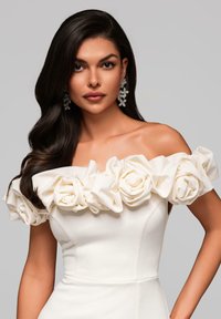 Robe blanche décolletée avec de grandes applications de roses en tissu autour du col, texture lisse, silhouette ajustée et coutures minimales.