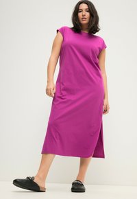 Studio Untold DÉCOLLETÉ ROND FENTE SUR LE CÔTÉ - Žerzejové šaty - magenta