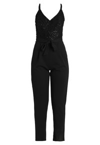 Mono negro con un cuerpo ajustado adornado con lentejuelas, tirantes finos ajustables, un cinturón atado en la cintura y piernas ajustadas con una textura suave.