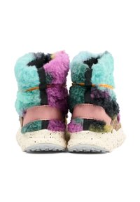 Kolorowe, puszyste zimowe buty z turkusowymi, fioletowymi i czarnymi łatami, różowymi zamszowymi paskami oraz nakrapianymi białymi podeszwami, widziane od tyłu.