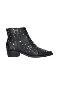 Botas negras hasta el tobillo de cuero suave, con tachuelas plateadas y detalles de estrellas, con un tacón bajo y diseño de punta afilada.