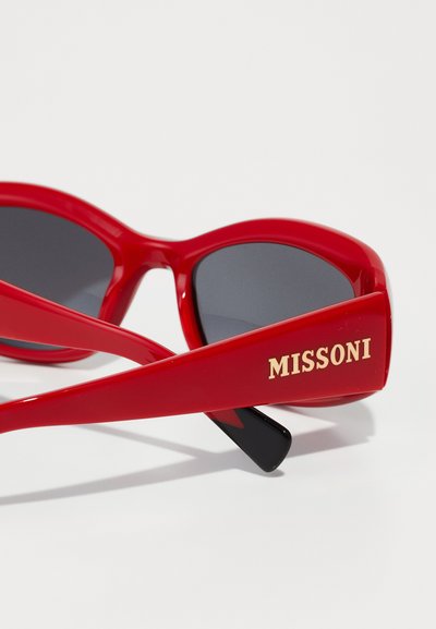 Raudoni plastikiniai saulės akiniai su tamsiais lęšiais. Išskirtinis, kreivų linijų dizainas ir auksinis išgraviruotas "MISSONI" logotipas ant šventyklos.