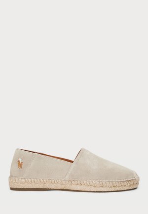 Espadrille beige en daim à enfiler avec semelle en jute tressée et petit logo brodé au talon.
