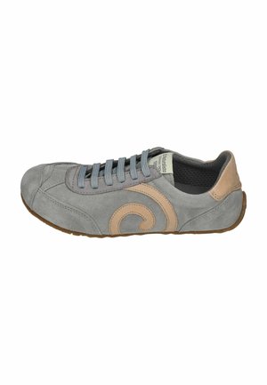 Grauer Wildleder-Casual-Sneaker mit beigem Wirbel-Design, blauen Schnürsenkeln und brauner Sohle, von der Innenseite auf weißem Hintergrund betrachtet.