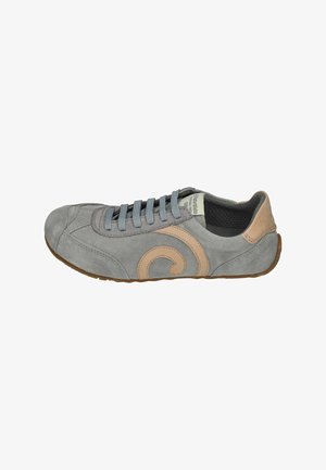 Grauer Wildleder-Casual-Sneaker mit beigem Wirbel-Design, blauen Schnürsenkeln und brauner Sohle, von der Innenseite auf weißem Hintergrund betrachtet.