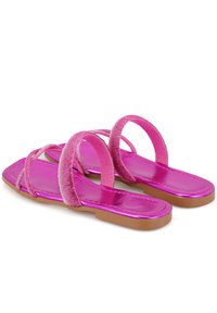Roze metallic sandalen met kruislings gespen; voorzien van sprankelende accenten en een platte zool. Glad textuur met een glanzende afwerking.