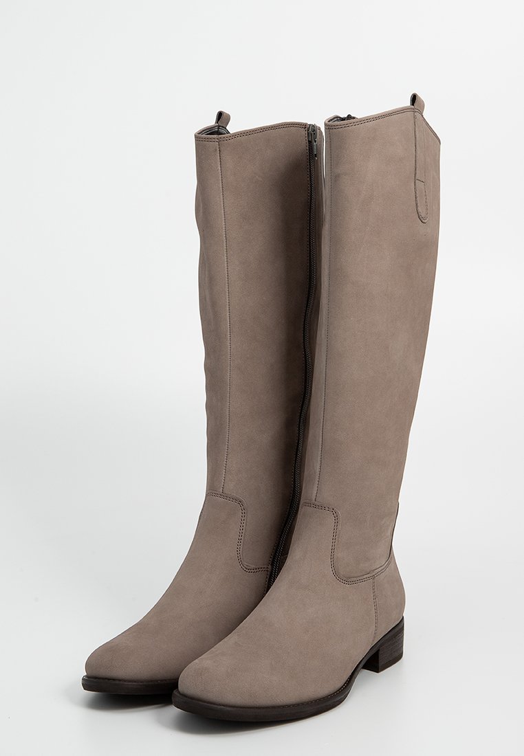 Kniehoge laarzen van lichtgrijs nubuck, met een rits aan de voorkant, een klein blokhak en fraaie stiksels langs de naden.