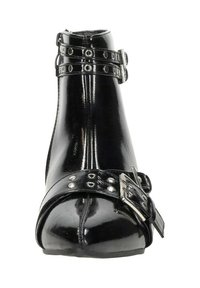 Zwarte laarsjes van lakleer met een spitse neus, twee banden met studs en een glanzende afwerking; de hardware omvat een grote zilveren gesp.