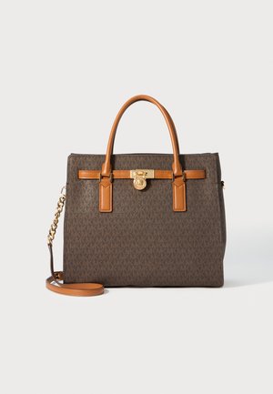 Borsa a tracolla marrone con motivo, dettagli in pelle marrone, componenti in metallo dorato, doppi manici superiori e una tracolla a catena regolabile.