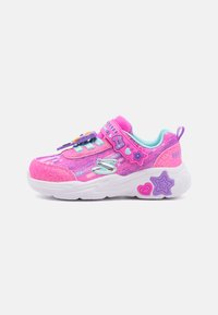Zapatillas rosas y moradas con una textura brillante, acentos azul claro, parches decorativos y un cierre de correa seguro. Presenta una suela blanca.