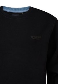 Zwarte crewneck sweatshirt van een gestructureerde stof, met een lichtblauwe geribbelde kraag en subtiele branding in donkergrijs aan de voorkant.