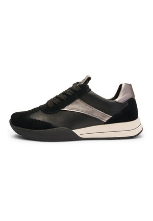 Schwarzer und metallisch silberner Sneaker mit niedrigem Schaft, Schnürverschluss, Wildleder- und Lederpaneelen sowie weißer Gummisohle mit schwarzem Rand.